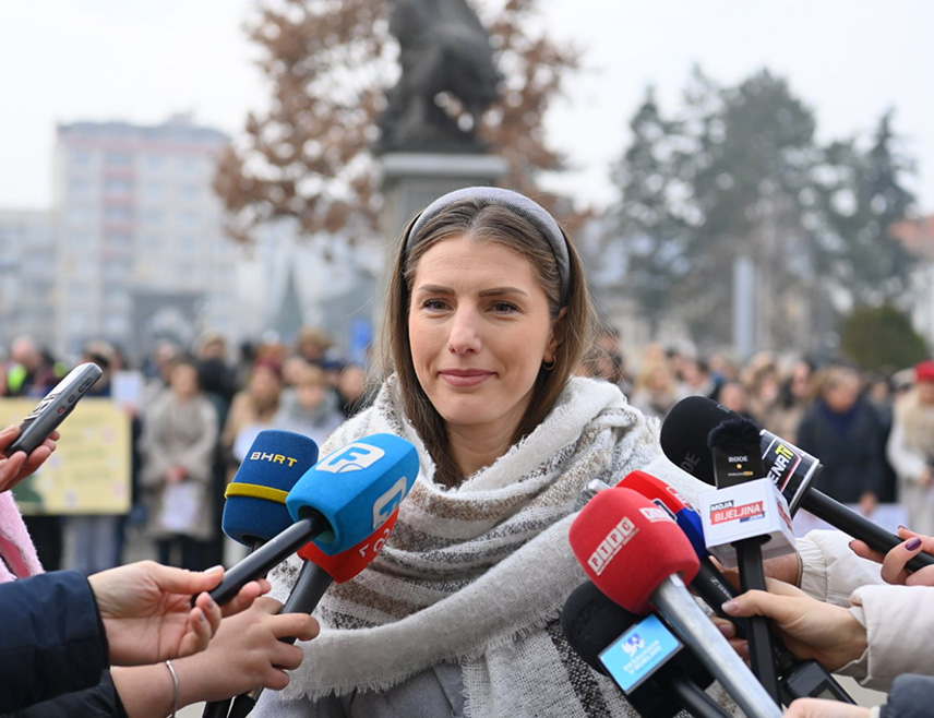 БИЈЕЉИНА, 22. ЈАНУАРА /СРНА/ - Предсједник Скупштине града Бијељина Жељана Арсеновић подржала је данас раднике Дјечијег вртића "Чика Јова Змај" у борби за радничка права и оцијенила да је њихов протест испред Градске управе добра адреса за то.