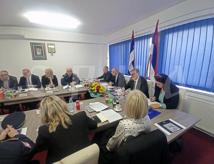 ЗВОРНИК, 22. ЈАНУАРА /СРНА/ - Министарство унутрашњих послова /МУП/ Републике Српске дало је немјерљив допринос у великим међународним акцијама и показало снагу да може да се носи са најозбиљнијим облицима криминалитета са свим полицијама у региону, изјавио је министар Синиша Каран.