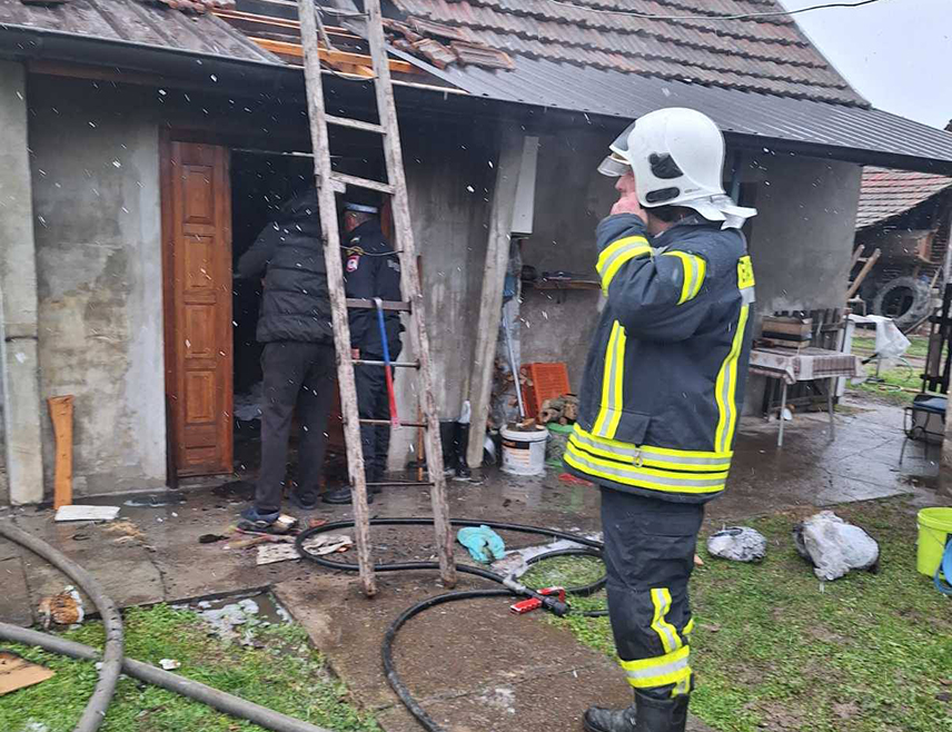 ШАМАЦ, 22. ЈАНУАРА /СРНА/ - Два пожара у општини Шамац, од три забиљежена од почетка године, причила су материјалну штету од 18.000 КМ, изјавио је Срни старјешина шамачких ватрогасаца Слободан Миловановић.