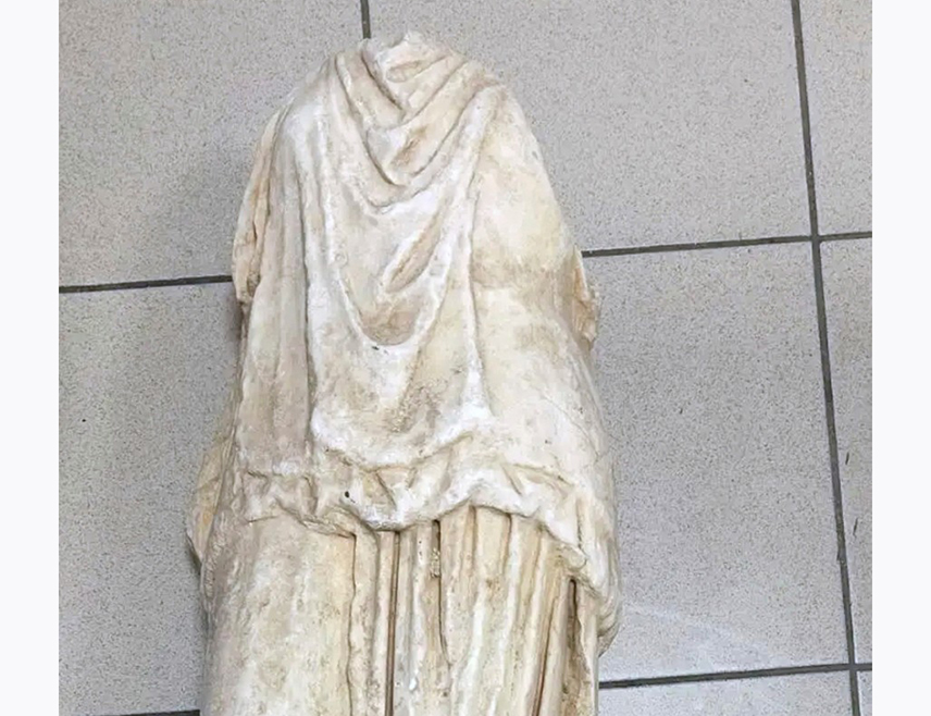 СОЛУН, 22. ЈАНУАРА /СРНА/ - Мермерна статуа жене за коју се вјерује да је стара више од 2.000 година пронађена је у врећи за смеће у близини Солуна, саопштила је грчка полиција.