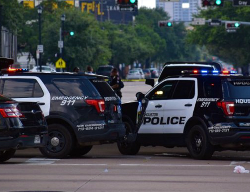 НЕШВИЛ, 22. ЈАНУАРА /СРНА/ - Седамнаестогодишњи младић убио је из ватреног оружја ученицу у средњој школи у Нешвилу, а потом извршио самоубиство, саопштила је америчка полиција.