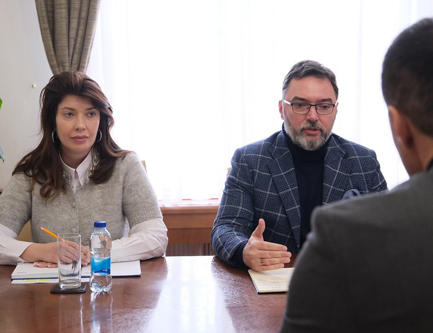 ПАЛЕ, 22. ЈАНУАРА /СРНА/ - Пројекти који се реализују на подручју општине Пале и Олимпијског центра Јахорина били су тема састанка министра спољне трговине и економских односа Сташе Кошарца и предсједника Скупштине општине Пале Бранка Коромана, а циљ је да се настави подршка онима који су од користи грађанима.