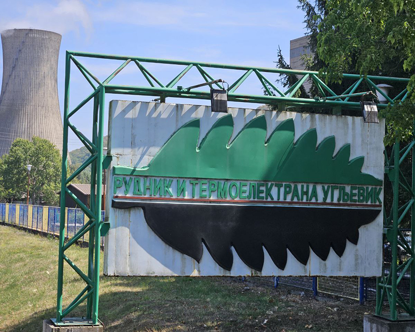 УГЉЕВИК, 23. ЈАНУАРА /СРНА/ - Директор Рудника и термоелектране "Угљевик" Дико Цвијетиновић изјавио је Срни да је угљевичка термоелектрана поново на мрежи и истакао да ће постигнутим договором да Влада Републике Српске купи компанију "Комсар енерџи", налазиште угља "Исток два" са процијењеном резервом од 48 милиона тона угља бити враћено у власништво Српске и стављено на располагање овом постројењу.