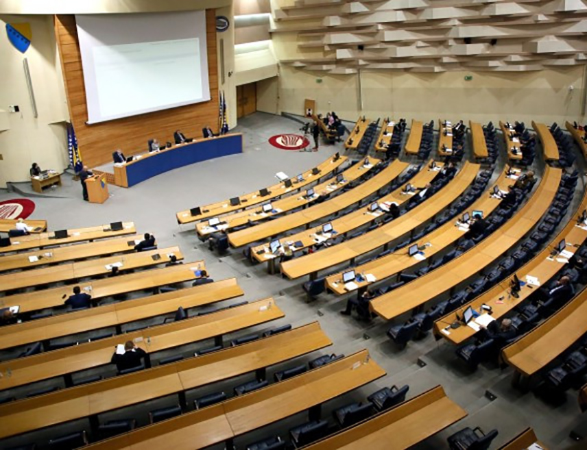 САРАЈЕВО, 23. ЈАНУАРА /СРНА/ - Сједница Представничког дома Парламентарне скупштине БиХ на чијем су дневном реду приједлози закона о граничној контроли и о заштити личних података БиХ, који су приоритети на европском путу БиХ, почела је у Сарајеву.