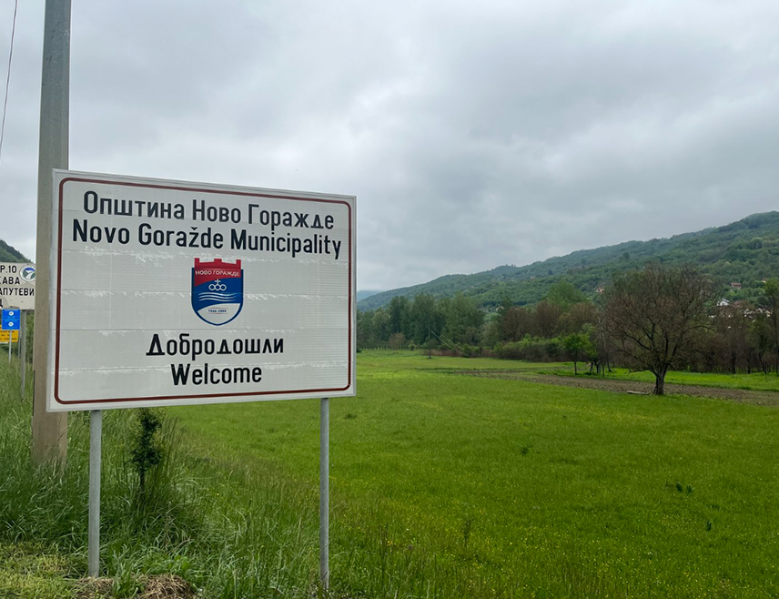 НОВО ГОРАЖДЕ, 23. ЈАНУАРА /СРНА/ - Аутомобил, којим је управљао С.З. из Зенице, слетио је јутрос с пута до обиљеженог минског поља уз обале ријеке Дрине код Новог Горажда, гдје су надлежне службе успјеле доћи до повријеђеног и извући га, потврђено је за Срну из Полицијске управе Фоча.