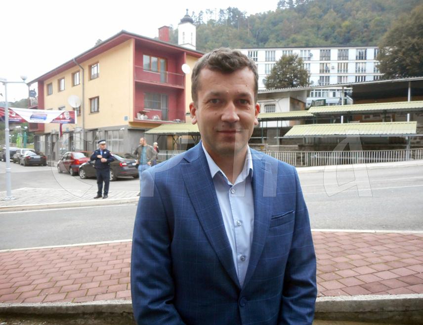 СРЕБРЕНИЦА, 23. ЈАНУАРА /СРНА/ - Начелник општине Сребреница Милош Вучић рекао је да је бошњачка страна исхитрено поднијела Суду БиХ кривичну пријаву против игумана манастира Карно Луке због постављања крстова на гробљу на локацији Краљева вода, указујући да они који су то учинили треба да знају да је лажна пријава кривично дјело.