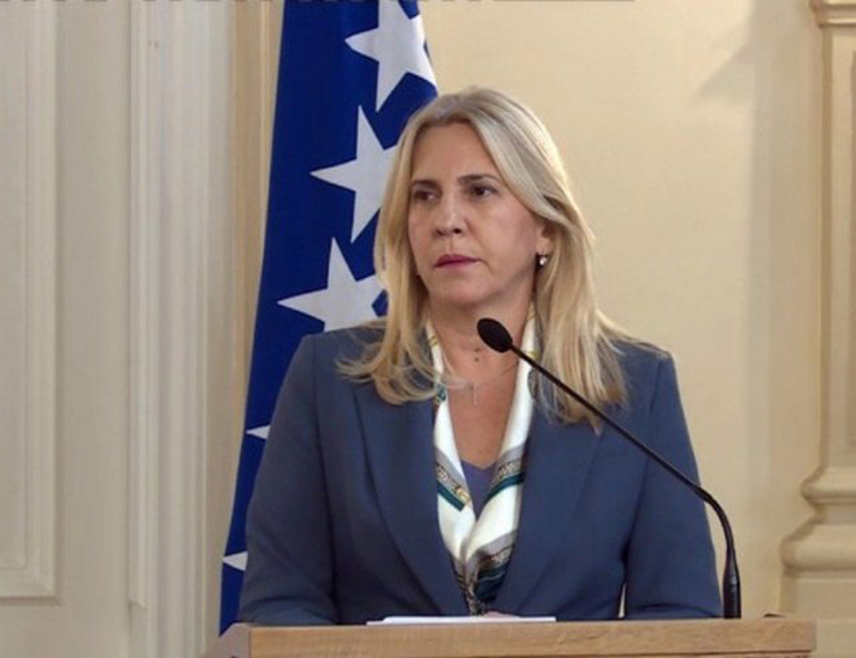 САРАЈЕВО, 23. ЈАНУАРА /СРНА/ - Српски члан и предсједавајућа Предсједништва БиХ Жељка Цвијановић изјавила је да бошњачки политичари, свјесни да БиХ губи политички фокус са одласком администрације америчког предсједника Џозефа Бајдена, лажним темама о наводној угроженој безбједности у БиХ покушавају да привуку пажњу нове администрације.