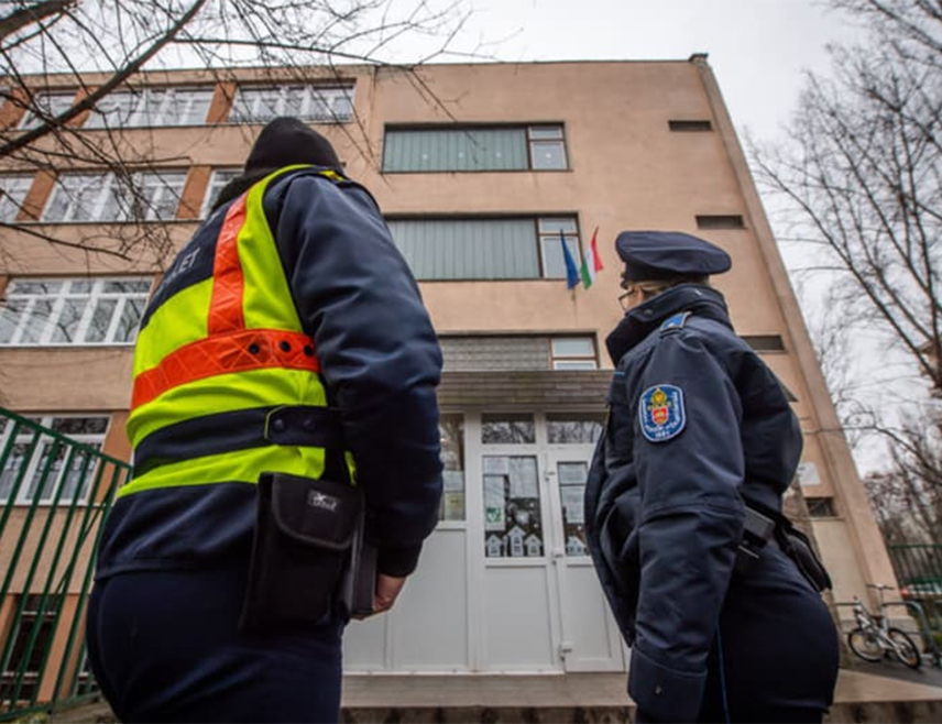 БУДИМПЕШТА, 23. ЈАНУАРА /СРНА/ - Више од 240 основних и средњих школа у Мађарској добило је данас дојаве о бомбама и пријетећа писма, јавили су мађарски медији.