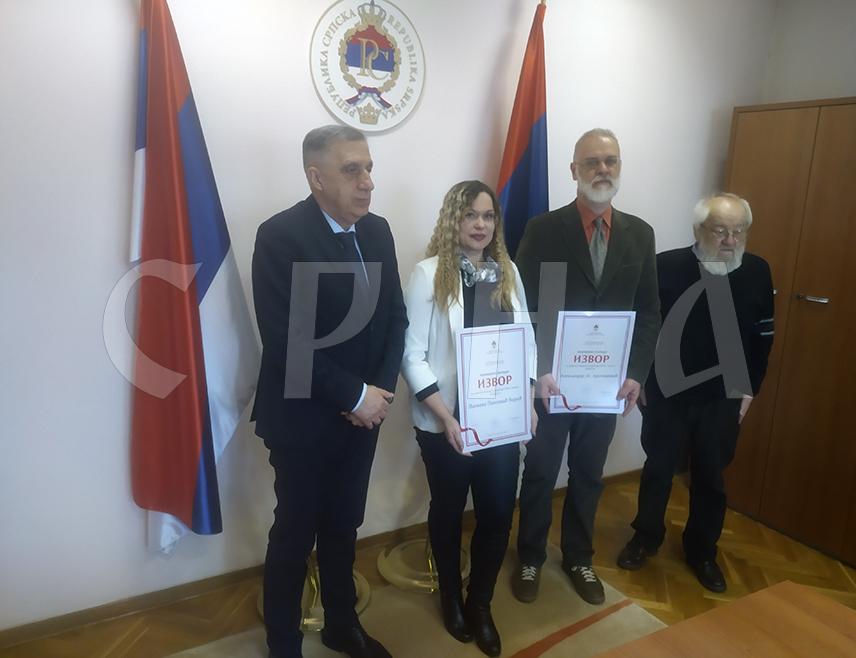БЕОГРАД, 23. ЈАНУАРА /СРНА/ - Књижевна награда "Извор", коју традиционално додјељују Представништво Републике Српске у Србији и редакција часописа "Жрнов" уручена је данас у Београду Љиљани Павловић Ћирић из Сталаћа за најљепшу пјесму о завичају "Љубостињски вез" и Александру М. Арсенијевићу из Београда за најљепшу причу о завичају "Кестен, кукуруз и красота".