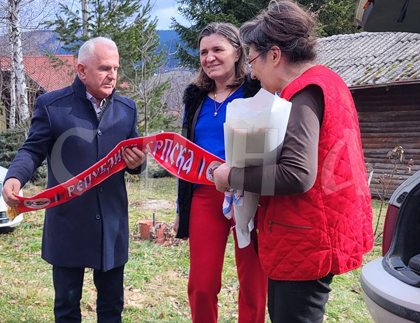 ПАЛЕ, 23. ЈАНУАРА /СРНА/- Мајци и сестри некадашњег борца са Кошара Александра Шаранчића, које живе у паљанском насељу Мокро, данас је уручена помоћ у вриједности 1.300 КМ, која се састоји од палета дрва и прехрамбено-хигијенских потрепштина.