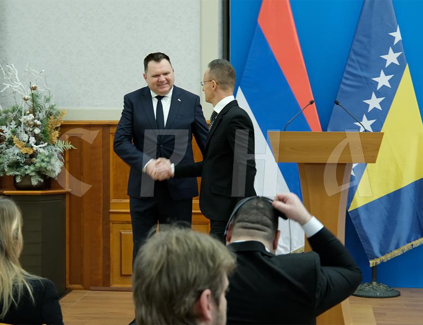 БУДИМПЕШТА, 23. ЈАНУАРА /СРНА/ - Министар спољних послова и трговине Мађарске Петер Сијарто рекао је да је на данашњем састанку са министром за научнотехнолошки развој и високо образовање Републике Српске Жељком Будимиром договорен програм стипендирања од септембра, као и да ће 50 студената имати прилику да се упише на мађарске универзитете.