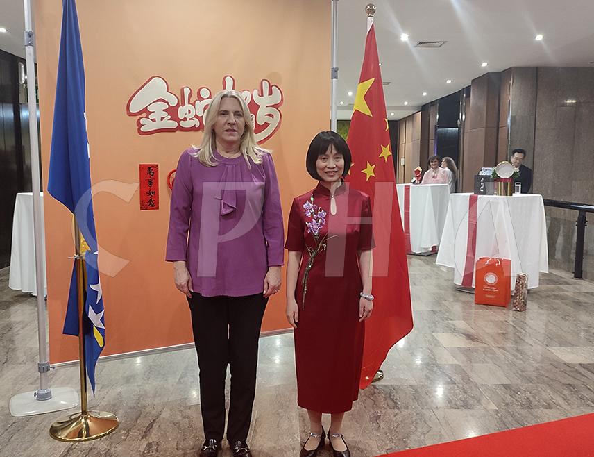 САРАЈЕВО, 23. ЈАНУАРА /СРНА/ - Српски члан и предсједавајућа Предсједништва БиХ Жељка Цвијановић изјавила је да јој је изузетно задовољство што је вечерас у Сарајеву присуствовала свечаном пријему Амбасаде Кине, поводом обиљежавања Кинеске нове године и добродошлице новоименоване амбасадорке Кине у БиХ Ли Фан.