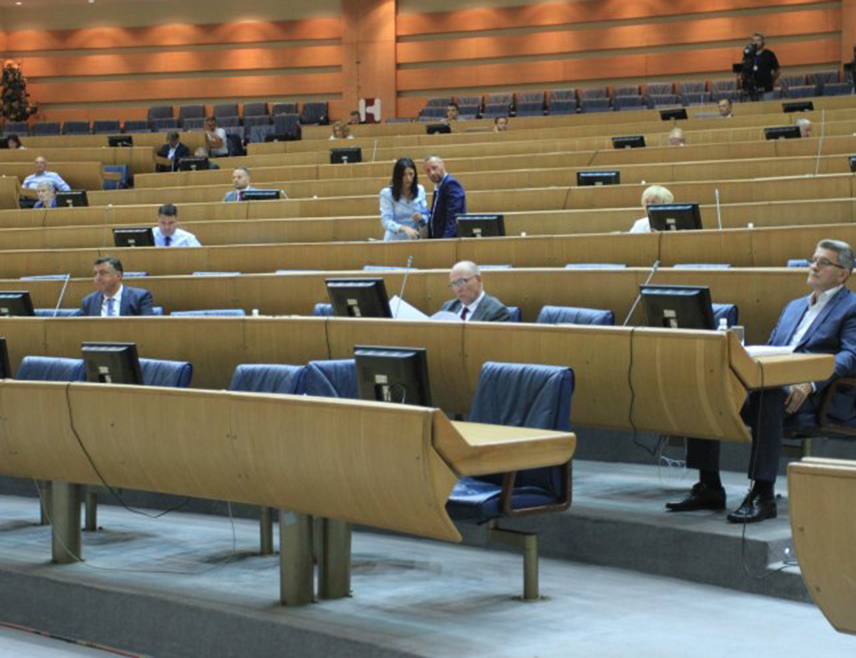 САРАЈЕВО, 23. ЈАНУАРА /СРНА/ - Представнички дом Парламентарне скупштине БиХ наставиће сједницу након нове паузе од 30 минута коју је затражила шеф Клуба посланика СНСД-а Сања Вулић ради консултација у вези са дневним редом.