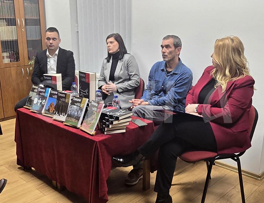 КОЗАРСКА ДУБИЦА, 23. ЈАНУАРА /СРНА/ - У Козарској Дубици вечерас је промовисано посебно издање научног часописа "Tопола", издање Јавне установе "Спомен-подручје Доња Градина", чији је циљ промоција историјских чињеница о усташком злочину геноцида и Холокауста у Независној држави Хрватској /НДХ/.