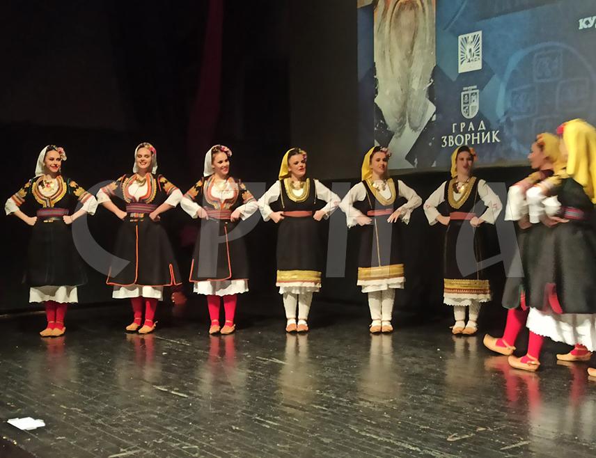 ЗВОРНИК, 23. ЈАНУАРА /СРНА/ - Културно-умјетничког друштва /КУД/ "Свети Сава" из Зворника одржао је вечерас светосавски концерт у препуној сали Дома омладине на коме је наступило око 70 извођача разних узраста.