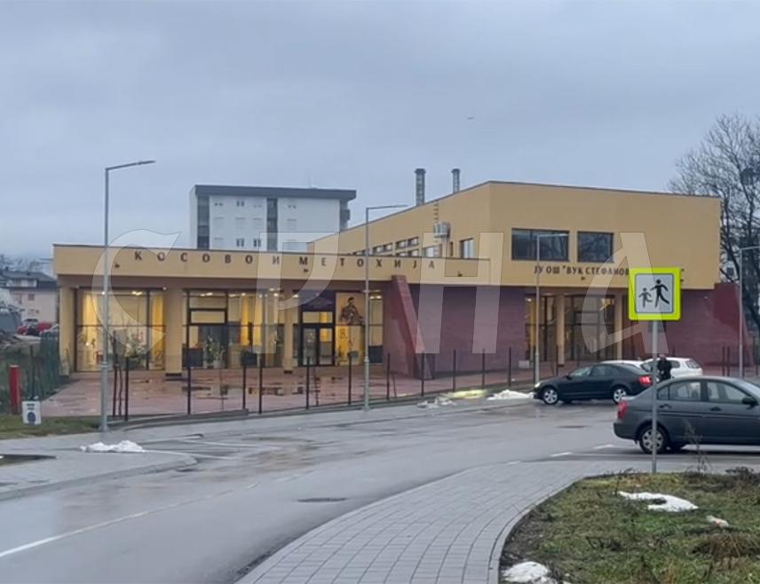 БАЊАЛУКА, 24. ЈАНУАРА /СРНА/ - Полицијска управа Бањалука јутрос је добила пријаве да су на мејл адресе више основних и средњих школа на подручју града стигле поруке о постављеним експлозивним направама у школским објектима, речено је Срни у овој управи.