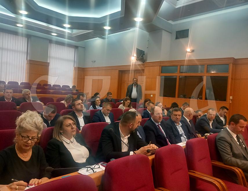 ТРЕБИЊЕ, 24.ЈАНУАРА /СРНА/ - Генерални директор Електропривреде Републике Српске Лука Петровић рекао је да радницима овог предузећа нису умањене плате како се то покушава представити у јавности, већ стимулације које су додатак плати како је и дефинисано Колективним уговором.