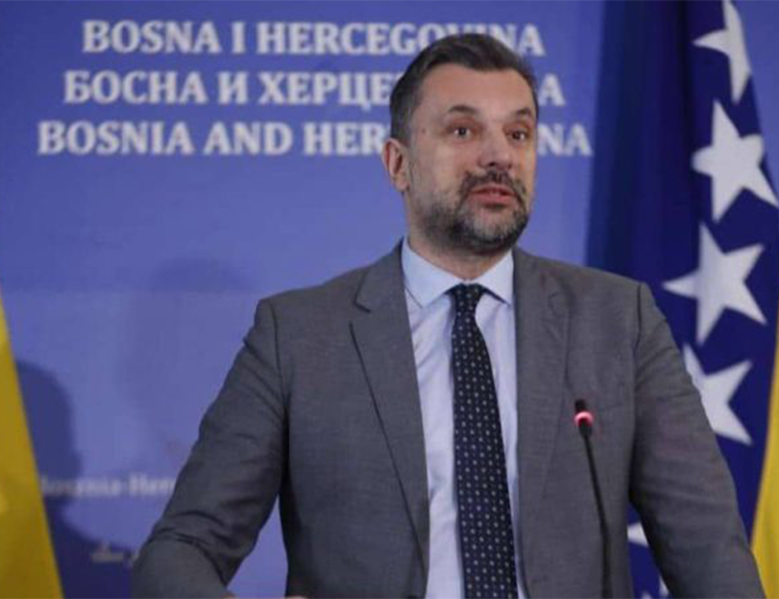 САРАЈЕВО, 24. ЈАНУАРА /СРНА/ - Предсједник Народа и правде Елмедин Конаковић изјавио је данас у Сарајеву да је јучерашња смјена Небојше Радмановића из Колегијума Представничког дома отворио простор за мало више нереда.