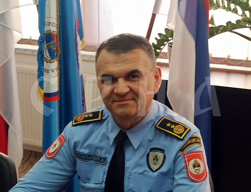 ЗВОРНИК, 24. ЈАНУАРА /СРНА/ - Начелник Полицијске управе Зворник Александар Васиљевић рекао је данас да полиција подједнако штити све грађане Републике Српске, одбацујући све инсинуације да полиција штити игумана манастира Карно код Сребренице Луку Бабића.