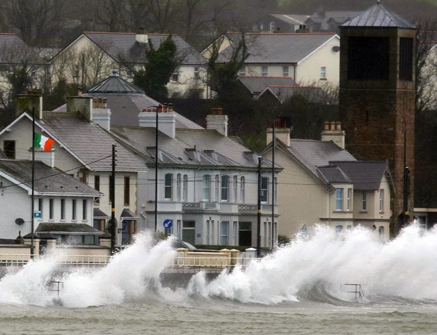 ДАБЛИН, 24. ЈАНУАРА /СРНА - РИА Новости/ - Олуја "Ајовин" нанијела је ирској електричној инфраструктури штету без преседана, а стотине хиљада корисника у Ирској је без електричне енергије, саопштено је из ирске државне енергетске компаније "И-Ес-Би".