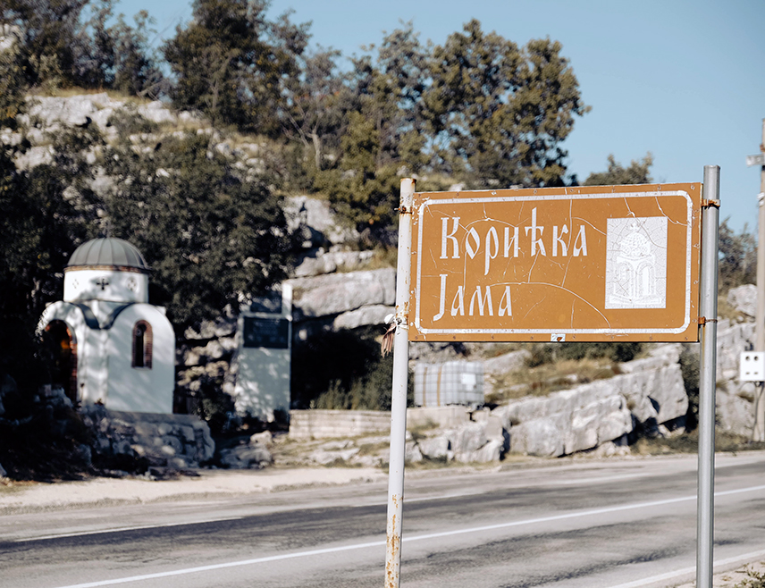 БЕОГРАД, 25. ЈАНУАРА /СРНА/ - Фондација "Заборављени коријени" најавила је да ће до јесени завршити документарни филм о Корићкој јами између Гацка и Билеће, првој масовној гробници Срба у Херцеговини у Другом свјетском рату, чиме ће освијетлити истину о овом стратишту које Бошњаци представљају као мјесто свог страдања.