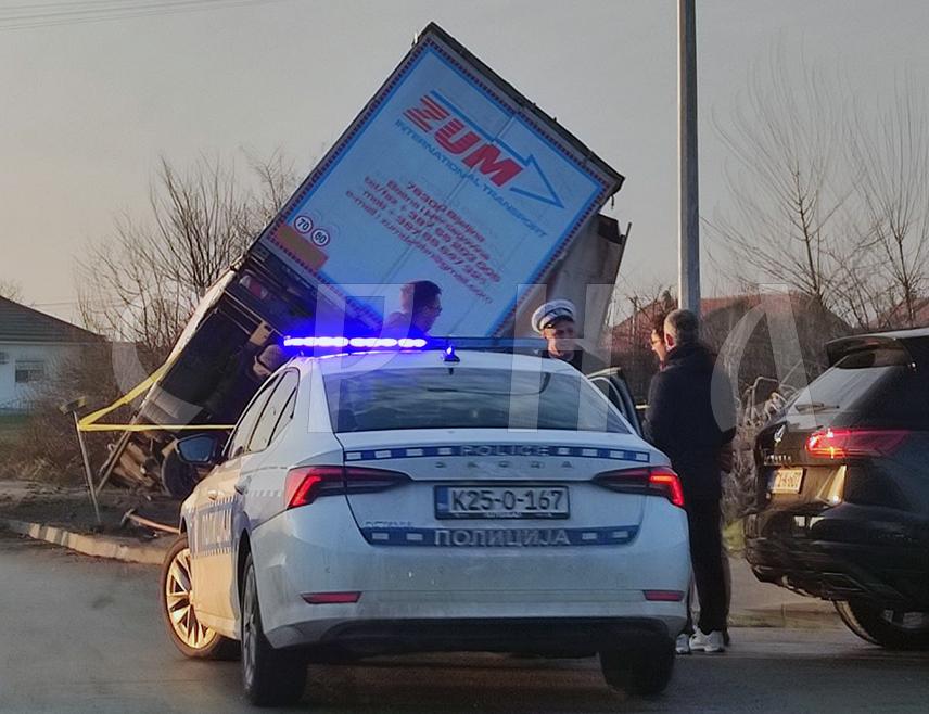 БИЈЕЉИНА, 24. ЈАНУАРА /СРНА/ - Камион којим је управљало лице Н. А. слетјело је данас с пута у Крушевачкој улици у Бијељини и на возилу је причињена материјална штета, речено је Срни у бијељинској Полицијској управи.