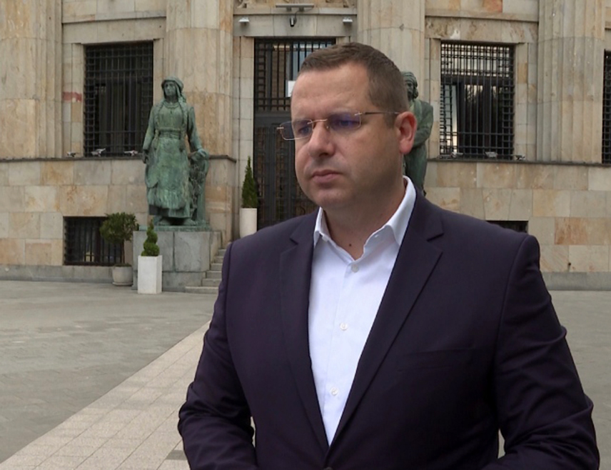 БАЊАЛУКА, 24. ЈАНУАРА /СРНА/ - Делагат СНСД-а у Дому народа Парламентарне скупштине БиХ Радован Ковачевић рекао је да се одавно зна да Драшко Станивуковић не зна ништа, али да се ипак није знало да је баш толика незналица и бесрамник који је спреман да сопствени, као и пристанак опозиционих другара, да постану средство Бошњака за обрачун са Србима и Српском, назове патриотизмом.