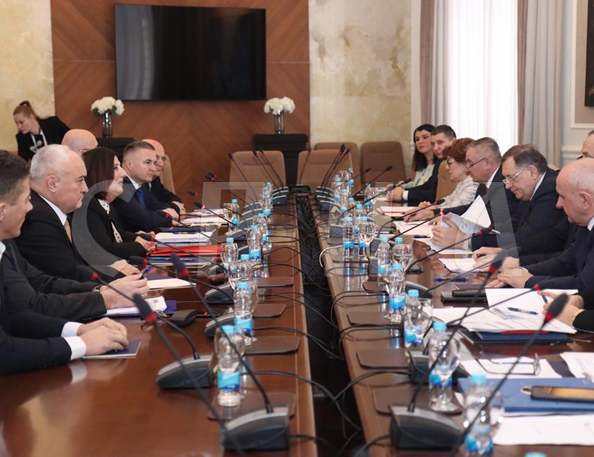 БАЊАЛУКА, 25. ЈАНУАРА /СРНА/ - У Бањалуци је почела сједница Економско-социјалног савјета Републике Српске којој присуствују предсједник Српске Милорад Додик и премијер Радован Вишковић.