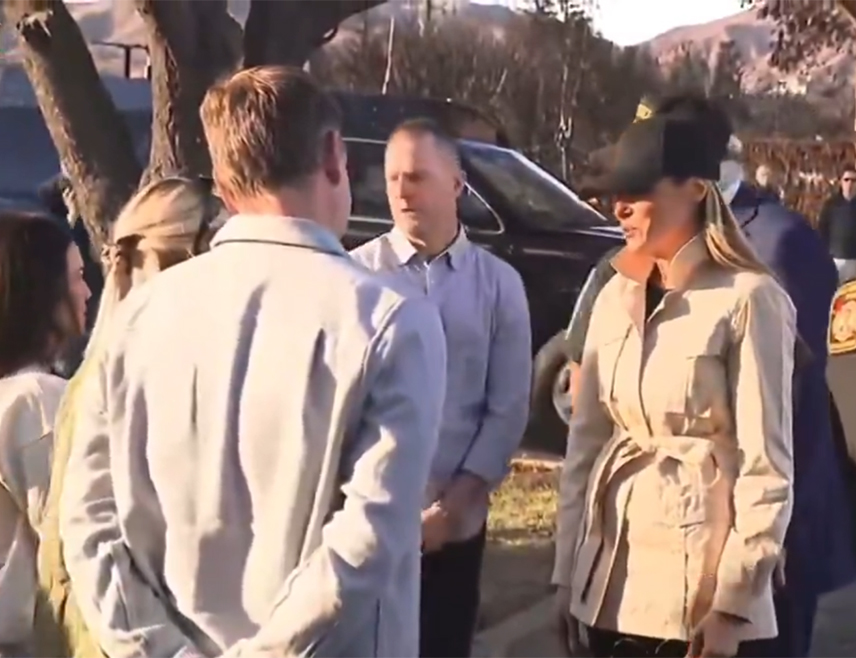 ЛОС АНЂЕЛЕС, 25. ЈАНУАРА /СРНА/ - Супруга америчког предсједника Меланија Трамп је током обиласка подручја погођених пожарима у Лос Анђелесу разговарала са једном од жртава ватрене стихије на српском језику.