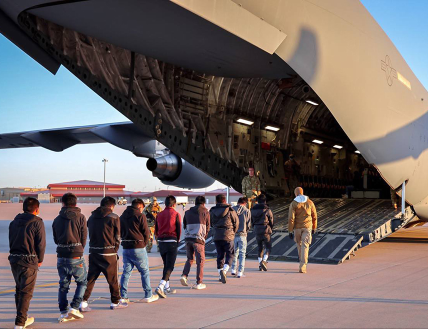 ВАШИНГТОН, 25. ЈАНУАРА /СРНА/ - Два авиона америчког ратног ваздухопловства превезла су у Гватемалу прву групу депортованих илегалних имиграната откако је Доналд Трамп ступио на дужност предсједника САД.