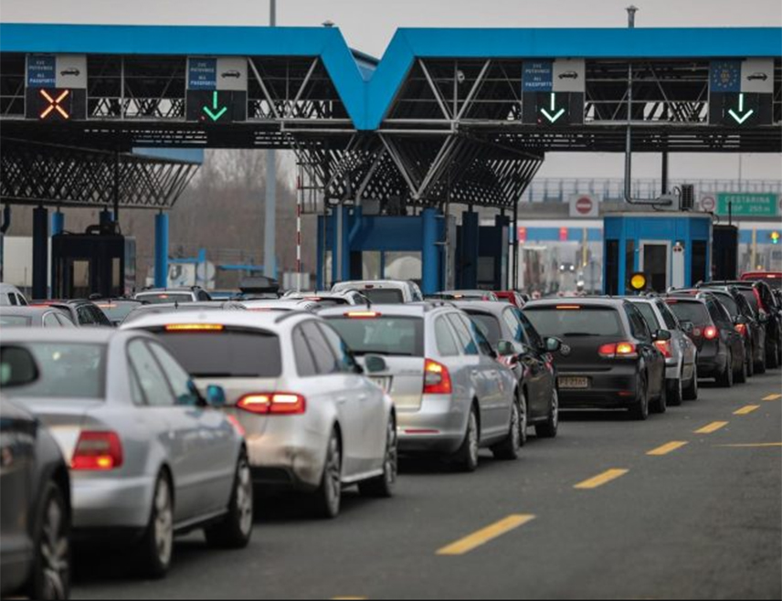 БАЊАЛУКА, 25. ЈАНУАРА /СРНА/ - На граничним прелазима у Градишци и Великој Кладуши појачана је фреквенција возила на излазу из БиХ.