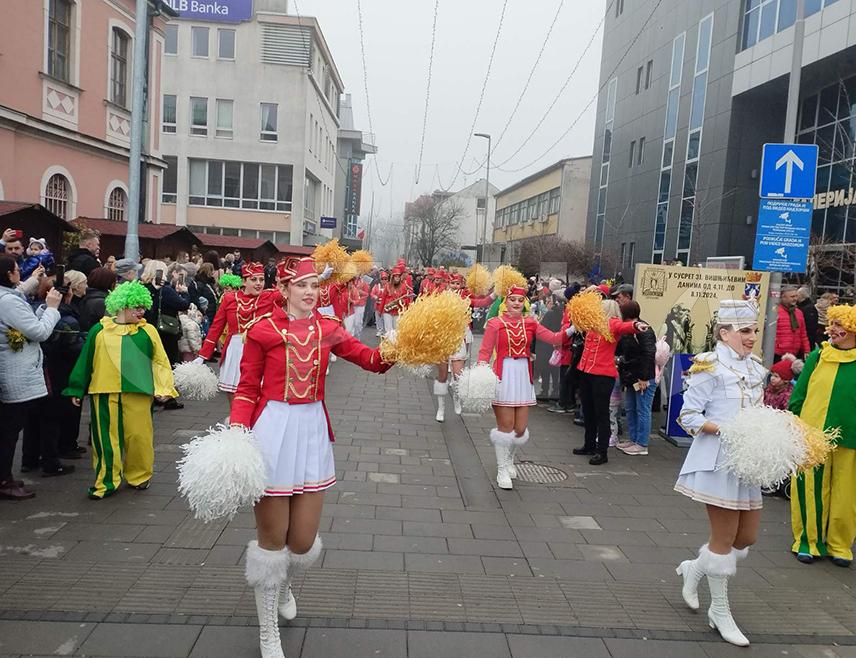 БИЈЕЉИНА, 25. ЈАНУАРА /СРНА/ - Промоција "Празника мимозе" у Херцег Новом унијела је данас радост и дах прољећа у Бијељину уз карневалску атмосферу, музику и дефиле мажореткиња градским улицама.