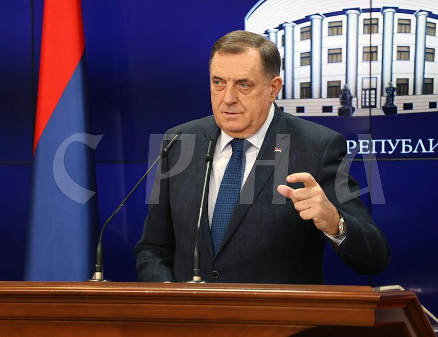 БАЊАЛУКА, 25. ЈАНУАРА /СРНА/ - Предсједник Републике Српске Милорад Додик изјавио је данас у Бањалуци да ће истрајати на томе да се повећа ниво плата у Српској, те да је циљ да најкасније до средине наредне године просјечна буде 2.000 КМ.