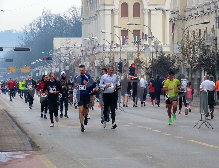 БАЊАЛУКА, 26. ЈАНУАРА /СРНА/ - У Бањалуци се одржава трка под називом "Трчимо за Српску - за вјечност рођена" поводом 9. јануара – Дана Републике која је окупила око 500 учесника из Српске и Србије.