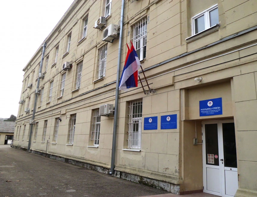 TРЕБИЊЕ, 26. ЈАНУАРА /СРНА/ - Малољетник кога је у Требињу напало више лица тешко је повријеђен и смјештен у требињску болницу, саопштено је данас из Полицијске управе Требиње.