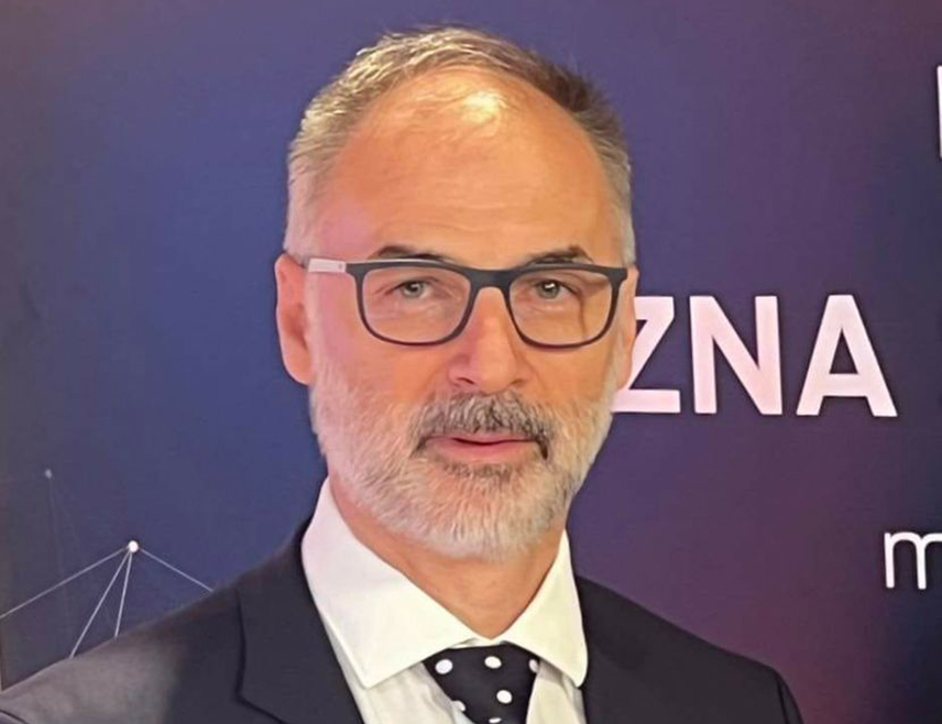 БЕОГРАД, 26. ЈАНУАРА /СРНА/ - Министар за односе са заједницама Сјеверне Македоније Иван Стоилковић изјавио је да би заједничка сједница влада Србије и Сјеверне Македоније требала да буде одржана у другој половини фебруара, што пружа могућност да се отвори нови простор за економску сарадњу.