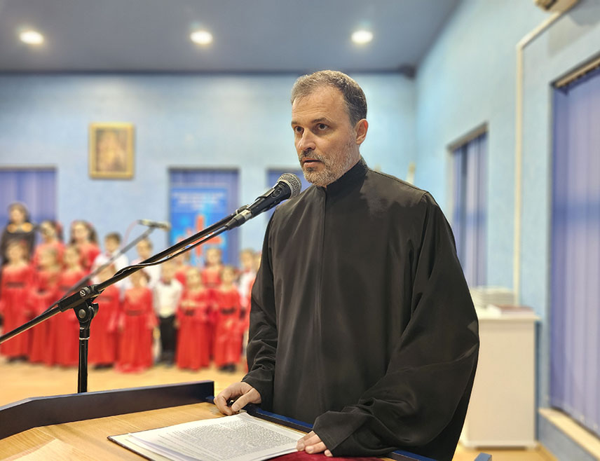 УГЉЕВИК, 26. ЈАНУАРА /СРНА/ - На Светосавској академији у Угљевику бесједник протојереј Раде Танацковић поручио је да је Свети Сава највећи Србин кога је српска мајка родила и чији је сав живот прожет подвигом и молитвом.