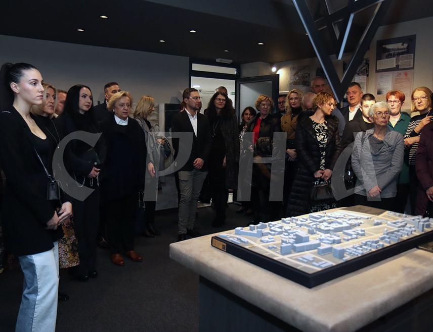 БАЊАЛУКА, 26. ЈАНУАРА /СРНА/ - У Бањалуци је одржана меморијална академија поводом Међународног дана сјећања на жртве Холокауста, са које је поручено да је овај меморијални скуп подсјетник на више од 400 бањалучких Јевреја страдалих у Холокаусту и опомена да се оваква страдања више никада не понове.