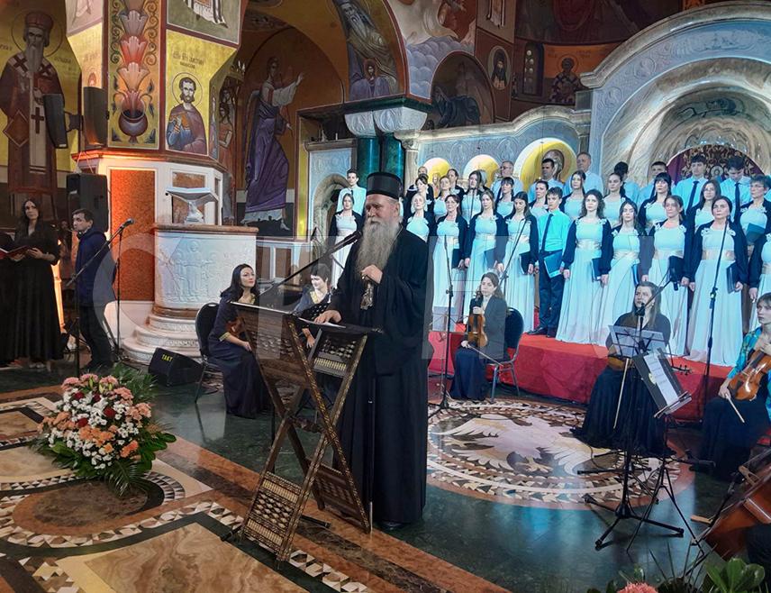 ПОДГОРИЦА, 26. ЈАНУАРА /СРНА/ - Његово високопреосвештенство митрополит црногорско-приморски Јоаникије изјавио је вечерас на Светосавској академији у Подгорици да све оно што је Свети Сава благословио, утврдио и утемљио цвјета и напредује до данас.