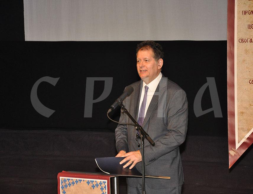 ПРИЈЕДОР, 26. ЈАНУАРА /СРНА/ - Професор Филолошког факултета у Београду Бошко Сувајџић рекао је вечерас на Светосавској академији у Приједору под називом "Свети Сава вјера права" да је основна порука Светог Саве била да Срби не треба да се дијеле.
