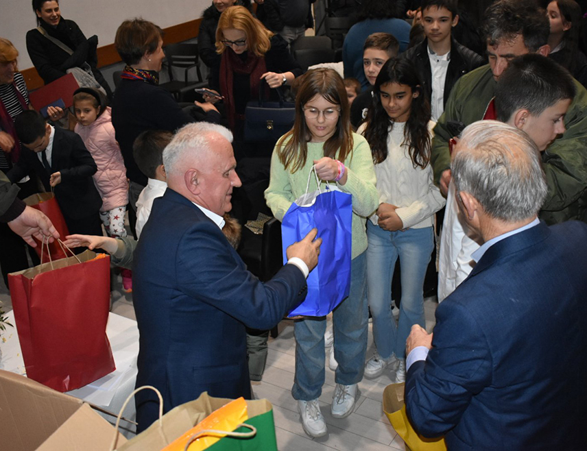 КНИН, 26. ЈАНУАРА /СРНА/ - У Кистању код Книна одржана је Светосавска академија, након које је дјеци српских повратника подијељено 100 светосавских пакетића које су обезбиједили ученици из Републике Српске.