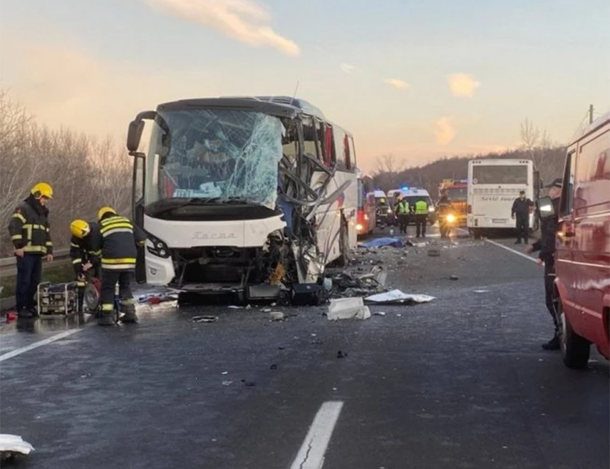 БЕОГРАД, 27. ЈАНУАРА /СРНА/ - Двије особе су погинуле, а 26 је повријеђено у директном судару два аутобуса код Умке, недалеко од Београда.