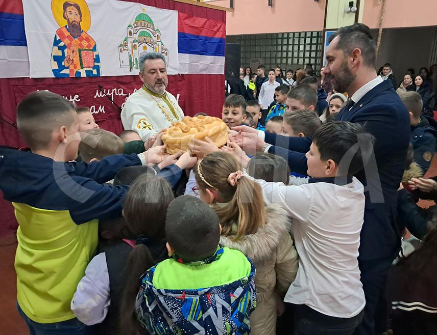 КОТОР ВАРОШ, 27. ЈАНУАРА /СРНА/ - Ломљењем славског колача и поетско-музичким програмом ученици и наставници данас су у централној Основној школи "Свети Сава" у Котор Варошу прославили школску славу - Савиндан.