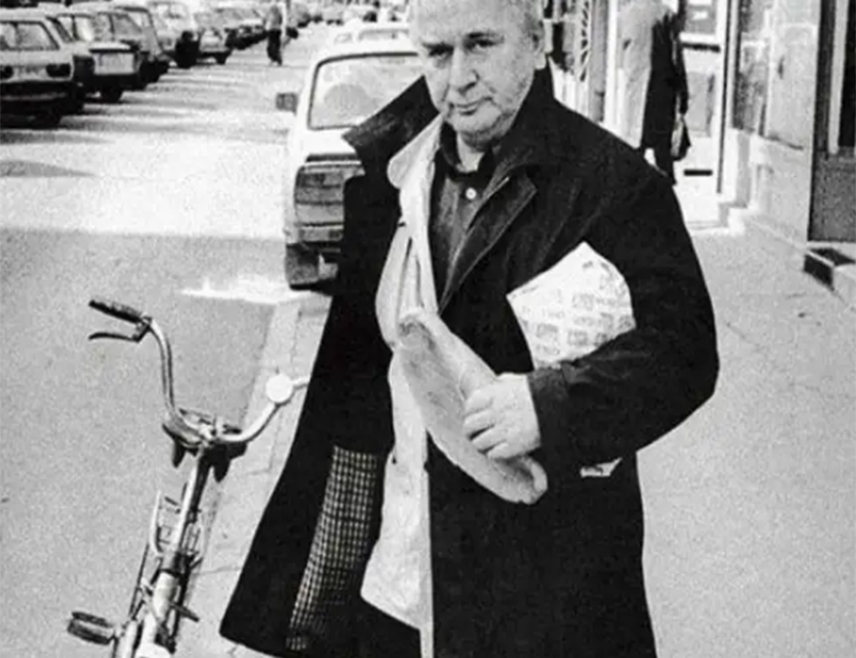 БИЈЕЉИНА, 27. ЈАНУАРА /СРНА/ - Један од најцитиранијих српских и југословенских пјесника Душко Tрифуновић /1933-2006/, који је, уз низ запажених и награђиваних збирки поезије, остао упамћен као један од твораца поп-рок ере бивше земље, умро је 28. јануара 2006. године.