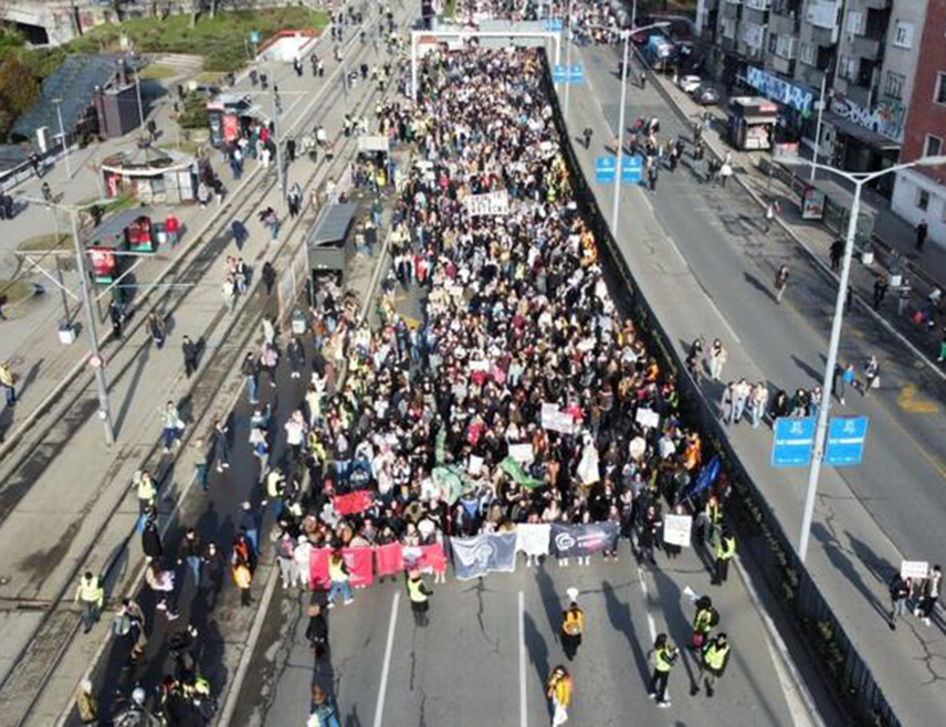 БЕОГРАД, 27. ЈАНУАРА /СРНА/ - Студенти су јутрос започели 24-часовну блокаду Аутокоманде, једне од најпрометнијих раскрсница у Београду, јер сматрају да нису испуњени њихови захтјеви упућени властима послије новосадске трагедије, док власт указује да је ова блокада противзаконита и позива на мир и стабилност.