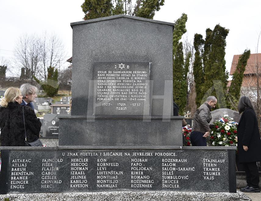 БАЊАЛУКА, 27. ЈАНУАРА /СРНА/ - Полагањем вијенаца код споменка на Новом гробљу у Бањалуци данас је одата почаст убијеним Јеврејима, поводом Међународног дана сјећања на жртве Холокауста.