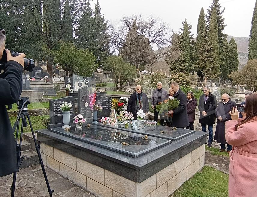 TРЕБИЊЕ, 27. ЈАНУАРА /СРНА/ - Чланови породице и представници Градске управе Требиње положили су данас цвијеће на гроб Срђана Алексића, који је прије 32 године трагично страдао након што је у центру града бранио друга Бошњака.