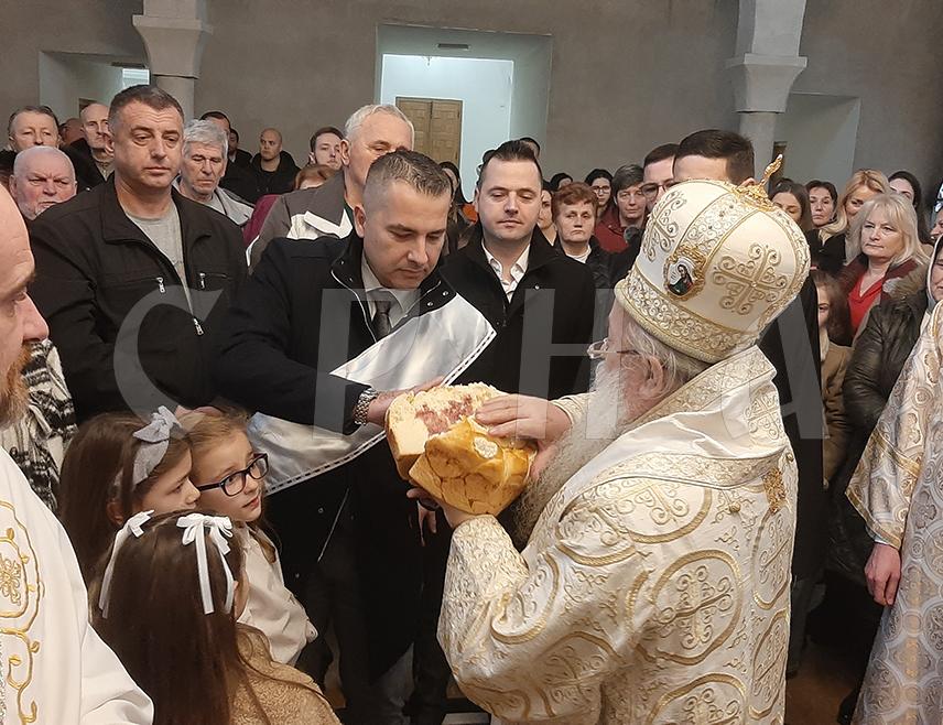 ФОЧА, 27. ЈАНУАРА /СРНА/ - Његово високопреосвештенство митрополит дабробосански Хризостом истакао је у бесједи у Храму Светог Саве у Фочи да је први српски архиепископ показао Србима како треба да живе, да увијек мисле о ономе што је узвишено и божанско и да служе једни другима, али да је дио народ данас скренуо са тог пута.