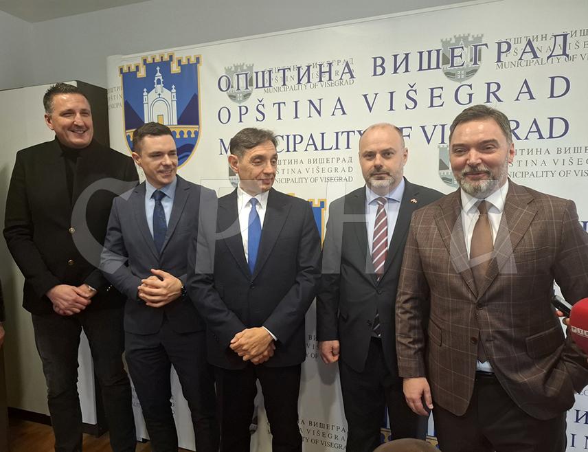 ВИШЕГРАД, 27. ЈАНУАРА /СРНА/ - Потпредсједник Владе Републике Српске Милош Букејловић изјавио је данас да је на састанку са изаслаником предсједника Владе Србије Александром Вулином у Вишеграду разговарано о тренутним пројектима и улагањима Владе Републике Српске у различитим областима.