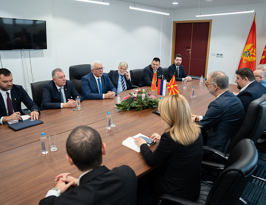 ПОДГОРИЦА, 27. ЈАНУАРА /СРНА/ - Предсједник Скупштине Црне Горе Андрија Мандић састао се данас у Скопљу са потпредсједником Владе Сјеверне Македоније Иваном Стоилковићем.